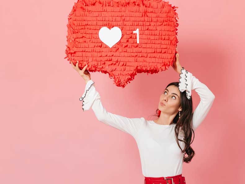 دختری با نماد لایک اینستاگرام