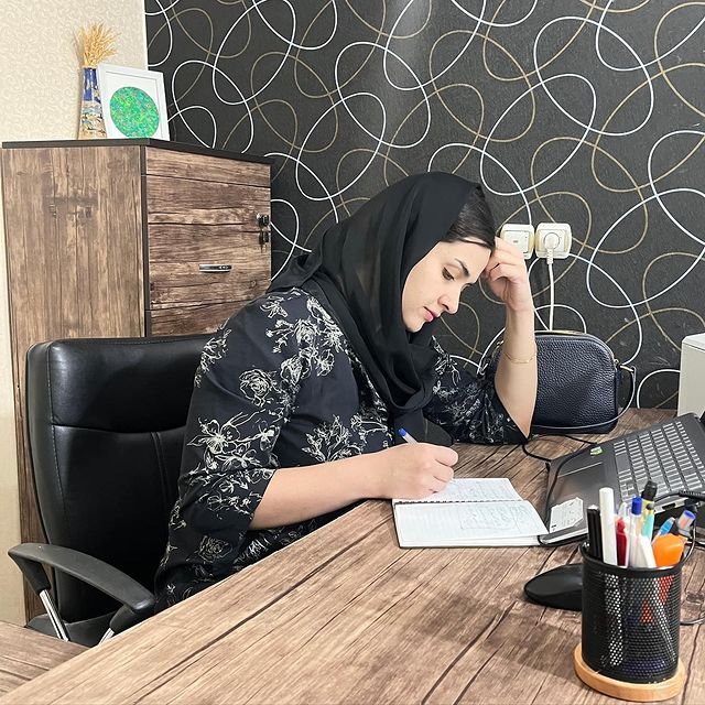 نیلوفی مشغول کار است!!